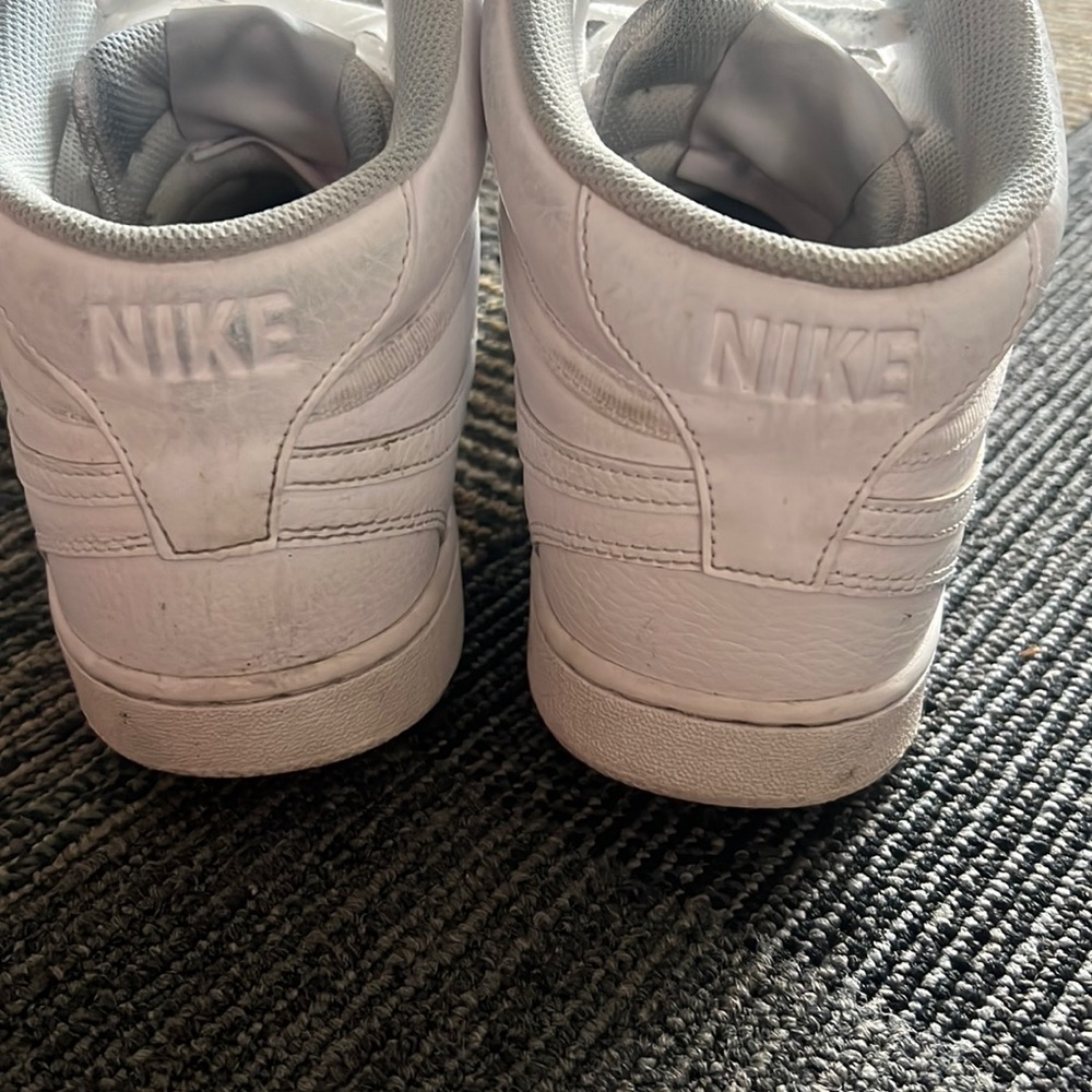 Nikes White Shoes Gem